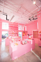Décoration de magasin de bonbons mignons pour les loisirs, design d'intérieur personnalisé de boutique de crème glacée rose, boutique de yaourt, présentoir de bonbons de vente au détail