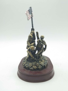 Figura Decorativa de Metal Pintada a Mano, Estatua de Iwo <span class=keywords><strong>Jima</strong></span> con Base de Madera - Product Image 4