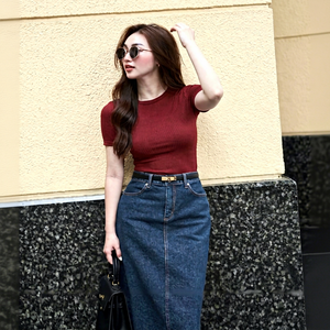 T-shirt basique pour femme en cuir PU souple, coupe ajustée, manches courtes, été, anti-rides, séchage rapide, tenue décontractée au quotidien - Product Image 1