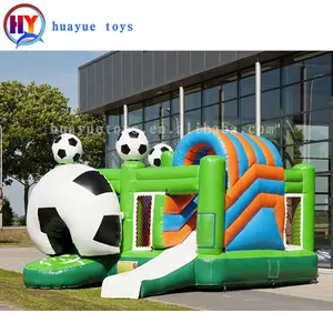 Anak-anak yang menyenangkan Luncur Luncur lompat dan memanjat melalui taman hiburan model sepak bola permainan melompat