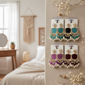 Boucles d'oreilles pendantes en pierres Kundan noires et perles de Jewelemarket - Product Image 2