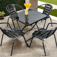 Ensemble de mobilier d'extérieur Cadre en métal noir Table carrée avec dessus en verre et 2 chaises pour jardin, patio, salle à manger, arrière-cour, détente, loisirs