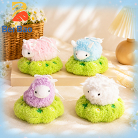 Porte-clés en peluche mouton Kawaii de 4 pouces avec logo personnalisé, marque privée, jouet en peluche agneau super doux, breloque de sac avec base en herbe