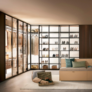 <span class=keywords><strong>Armoire</strong></span> moderne personnalisée à 4 panneaux avec charnière cachée <span class=keywords><strong>Armoire</strong></span> de placard à cadre en profilé d'aluminium doré avec portes en verre trempé givré fumé - Product Image 2