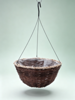 Panier suspendu rond en osier brun foncé, bord en corde beige, doublure en plastique, 3 crochets métalliques, pot de fleurs de jardin