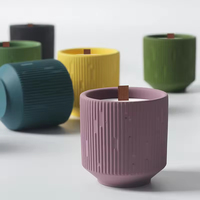 Bougie parfumée en céramique gaufrée à rayures verticales, pot en céramique mat côtelé, mèche en bois, bougie aromatique en cire de soja pour chambre et table – Vente en gros