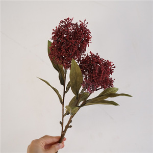 Branche de Skimmia artificielle au toucher réel pour décoration de centre de table de mariage, tiges de verdure par prénom et nom de famille - Product Image 1