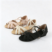 Sandales de danse pour femmes et filles, design classique avec devant croisé et bout ouvert, talon bas, semelle en daim souple, personnalisables