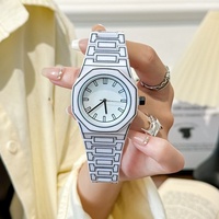 Montre à quartz en plastique étanche, motif dessin animé, personnalisée, vente en gros d'usine, pour hommes et femmes