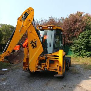 Chargeuse-pelleteuse JCB 3CX avec moteur puissant et système hydraulique stable pour les travaux d'infrastructure, la réparation routière et les projets d'ingénierie municipale - Product Image 3