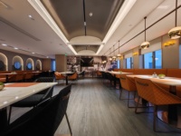 Ensemble de mobilier de restaurant en cuir de luxe avec tabourets de bar, chaises de salle à manger, tables et banquettes pour restaurants et bars haut de gamme