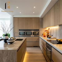 Projet de maison de ville de luxe, placage bois, ensemble complet d'armoires de cuisine modernes avec évier, meubles de cuisine haut de gamme