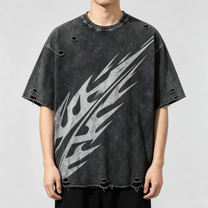<span class=keywords><strong>T</strong></span>-<span class=keywords><strong>shirt</strong></span> da uomo CAIPANDUDU in <span class=keywords><strong>cotone</strong></span> 100% lavato con acido, strappato e effetto distressed, con stampa grafica grunge a fiamma e spine diagonali in rilievo, personalizzata. - Product Image 1