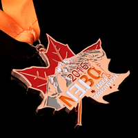 Médaille de sport personnalisée en métal pour marathon, forme feuille d'érable, plaquée or, médaille de course de demi-marathon avec ruban