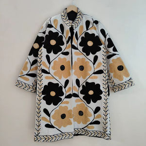 Veste florale bohème Suzani, faite à la main, brodée, longue veste en coton Suzani, veste longue artistique, vêtement unique de style bohème pour festival - Product Image 1
