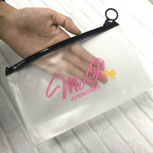 Sacs à fermeture éclair en PVC transparent personnalisés avec logo imprimé pour cosmétiques, vêtements, emballage de cheveux, sacs à fermeture éclair mats - Product Image 1