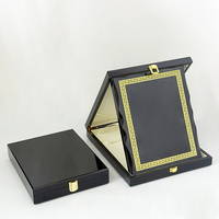 Boîte en bois noire pliable pour plaque de certificat avec bordure dorée imprimée, boîte pour plaques en bois MH-FJ0061
