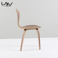 Chaise de salle à manger en finition en noyer, meuble moderne, en osier et contreplaqué
