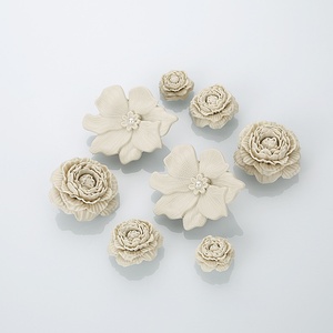 Breloque <span class=keywords><strong>de</strong></span> chaussure populaire en caoutchouc 3D à motif floral, couleur personnalisable et taille <span class=keywords><strong>de</strong></span> 2,5 à 3,5 cm pour la décoration <span class=keywords><strong>de</strong></span> chaussures - Product Image 1