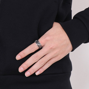 Nouvelle Arrivée Bague Personnalisée en Acier Inoxydable Style Punk Géométrique Incrustée de Diamants Tendance pour Hommes - Product Image 3