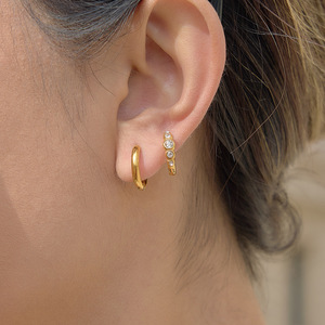 Boucles d'oreilles Huggie en acier inoxydable 18K avec strass ronds sertis clos, design géométrique, pour usage quotidien - Product Image 3