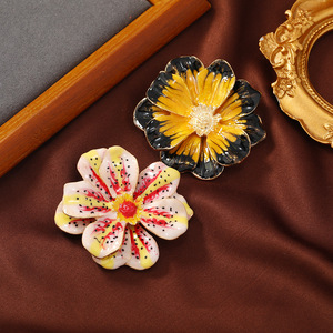 Broche <span class=keywords><strong>de</strong></span> camelia <span class=keywords><strong>de</strong></span> doble capa con efecto <span class=keywords><strong>de</strong></span> goteo <span class=keywords><strong>de</strong></span> aceite para <span class=keywords><strong>mujer</strong></span>, nuevo accesorio floral elegante e individual, broche para abrigo - Product Image 4