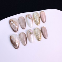 Ongles Courts Amande Faits Main à Presser, Minimalistes avec Ligne Dorée et Strass, Ongles en Gel Artisanaux de Luxe, Brillants en PMMA, Amovibles
