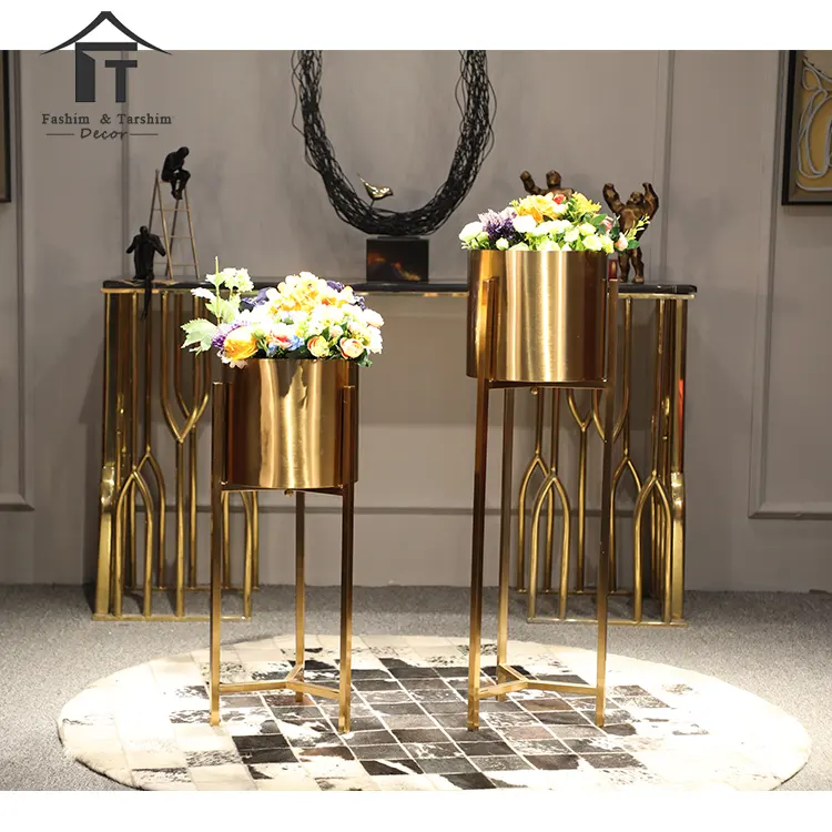 結婚式のためのモダンな大きなサイズの大きな立っている金の金属床の花瓶アンティーク金属ベース背の高い花瓶スタンド
