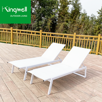 Chaise longue d'extérieur portable moderne en aluminium, acier et maille de bois Meubles de patio empilables pour hôtels piscines au bord de la piscine