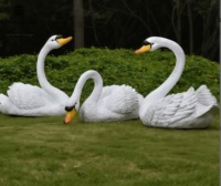 Sculpture de cygne flottant grandeur nature en fibre de verre, statue réaliste d'oiseau aquatique pour la décoration de villas, jardins, étangs et piscines.