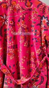 ชุดคลุมยาวผ้ากำมะหยี่พิมพ์ลายดอกไม้สีชมพู เป็นมิตรต่อสิ่งแวดล้อม แบบสองด้าน พร้อมเข็มขัดรัดเอว แขนยาว สำหรับผู้หญิง - Product Image 6