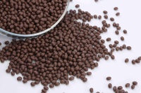 Colle forte à grain de bois foncé pour pastilles de colle thermofusible marron assorties – Ligne de production de meubles sur mesure pour toute la maison