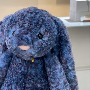 È un adorabile peluche a forma di coniglio, simile a quello indossato da JC nel Regno Unito. È un regalo divertente e adorabile: una bambola a forma di animale. - Product Image 4