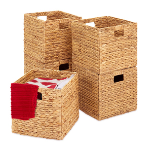 Water hyacinth straw woven storage basket can be placed in a grid clothing storage basket