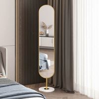 Miroir sur pied minimaliste sans cadre avec piédestal en marbre et bordure dorée pour usage domestique