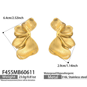 Pendientes florales delicados antideslustre de acero inoxidable con baño de oro de 18K para mujer - Product Image 4