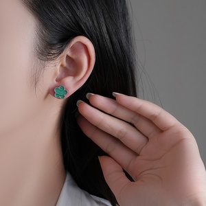 Pendientes <span class=keywords><strong>de</strong></span> tuerca <span class=keywords><strong>de</strong></span> acero <span class=keywords><strong>de</strong></span> titanio con diseño <span class=keywords><strong>de</strong></span> flor <span class=keywords><strong>de</strong></span> trébol <span class=keywords><strong>de</strong></span> cinco hojas para mujer, <span class=keywords><strong>de</strong></span> lujo ligero, que no se desvanecen, estilo nicho transfronterizo, color dorado. - Product Image 3