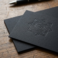 Tarjetas de Agradecimiento Corporativas Personalizadas de 150x100mm, Cartulina Negra de 500GSM, Grabado en Relieve Incoloro, Escudo Geométrico, Notas VIP