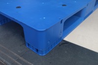Palette en plastique Euro NEXARA à surface plane, simple face, 1300*1100 mm, 3 patins, idéale pour des opérations d'entrepôt rationalisées