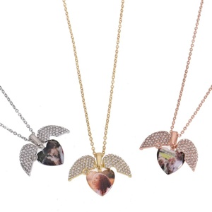 Collana con Foto Personalizzata a Forma di Cuore con Diamanti <span class=keywords><strong>e</strong></span> Ali d'Angelo Qiuhan, Ciondolo Personalizzato, Regalo Significativo per <span class=keywords><strong>Lui</strong></span>/<span class=keywords><strong>Lei</strong></span> - Product Image 2