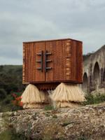 Élégant meuble bar en bois avec grain de bois texturé et accents de pompons raffinés pour un cabinet à vin élégant à la maison