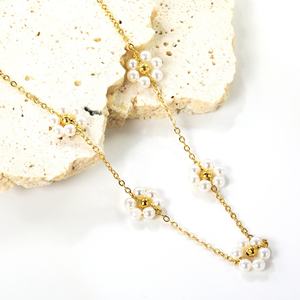 Collier ras du cou tendance en acier inoxydable plaqué or 18 carats avec perles et pendentif fleur pour femme - Product Image 4