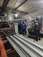 Machine de fabrication de corniche de plafond en plâtre à grande vitesse et bon marché.