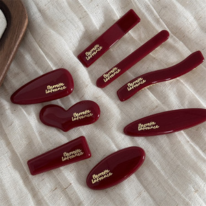 Pinzas de <span class=keywords><strong>pelo</strong></span> de acrílico geométricas rojas <span class=keywords><strong>para</strong></span> niñas logotipo personalizado flequillo de moda horquillas de aleación con estilo <span class=keywords><strong>para</strong></span> fiestas - Product Image 1