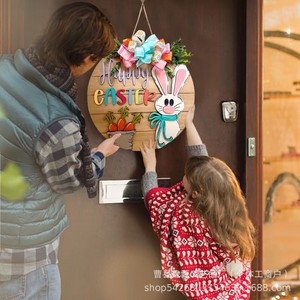 Letrero de madera para puerta de Pascua, redondo, con conejo y zanahoria grabados, decoración hecha a mano para el hogar en Pascua - Product Image 1