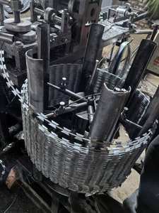 Pabrik kualitas tinggi galvanis silet Barb kawat pelindung kawat berduri pagar dalam Format kumparan - Product Image 4