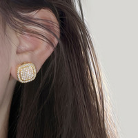Vente en gros en stock Boucles d'oreilles clous carrées en or 18 carats plaqué or coréen avec CZ pour femmes
