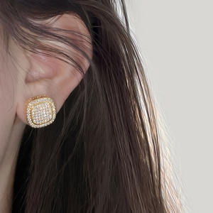 Vente en gros en stock Boucles d'oreilles clous carrées en or 18 carats plaqué or coréen avec CZ pour femmes - Product Image 2