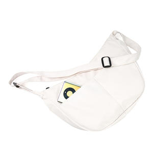 Sac bandoulière minimaliste de type dumpling avec fermeture éclair pour usage quotidien, collection Printemps 2024, style noir et blanc tendance - Product Image 2