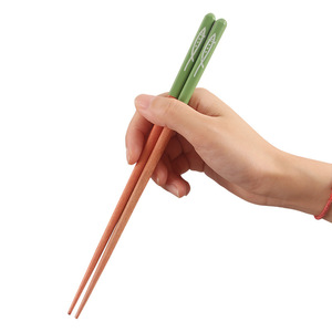 Palillos de saury de cinco colores, palillos de madera estilo hotel, un palillo por persona, estilo japonés puntiagudo para servir en familia - Product Image 5